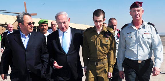 בני גנץ בנימין נתניהו גלעד שליט אהוד ברק /  צלם :  דובר צהל